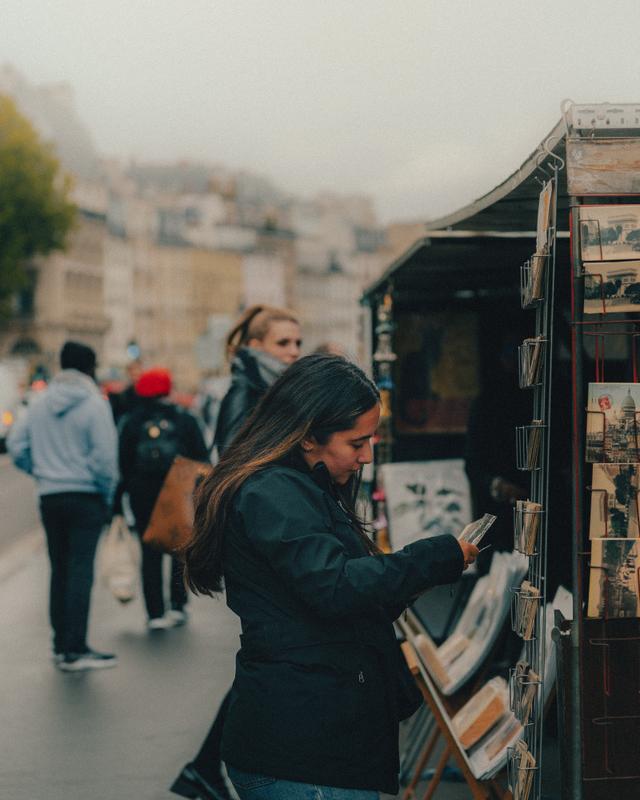 Image of street vendor in Paris